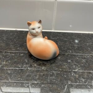 Avon 1984 Porcelain Cat figurine